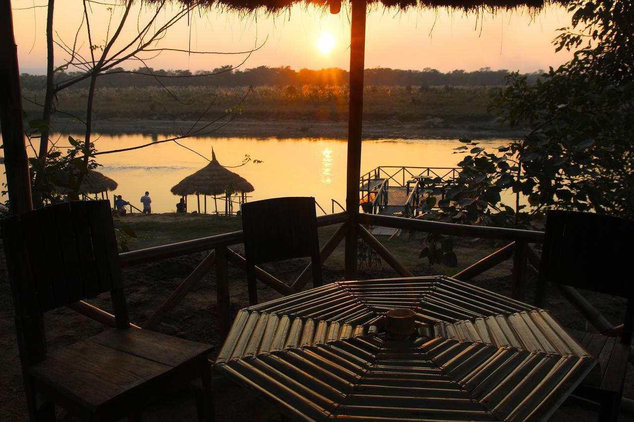 Jungle Sunset Camp Hotel Sauraha Exterior photo